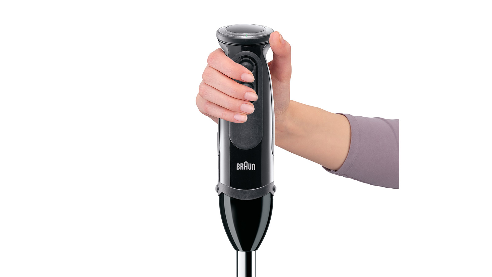 Hand die een zwarte Braun staafmixer vasthoudt. Witte achtergrond.