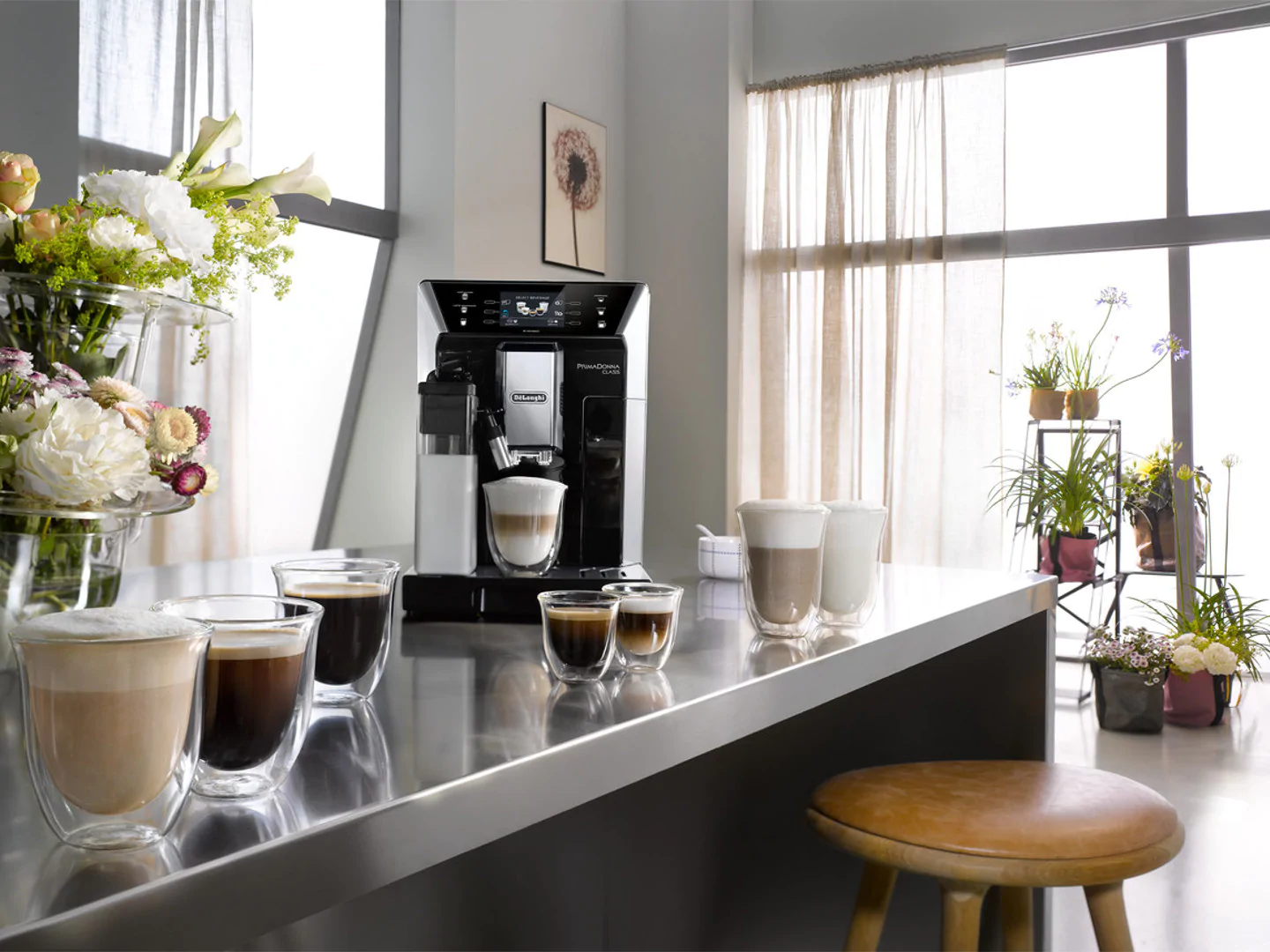 DE LONGHI Kaffeevollautomat PrimaDonna Class Evo, Schwarz ECAM 550.65.SB Kaffeevollautomat (Schwarz, Flüster-Kegelmahlwerk, 19 bar, integrierter Milchbehälter)