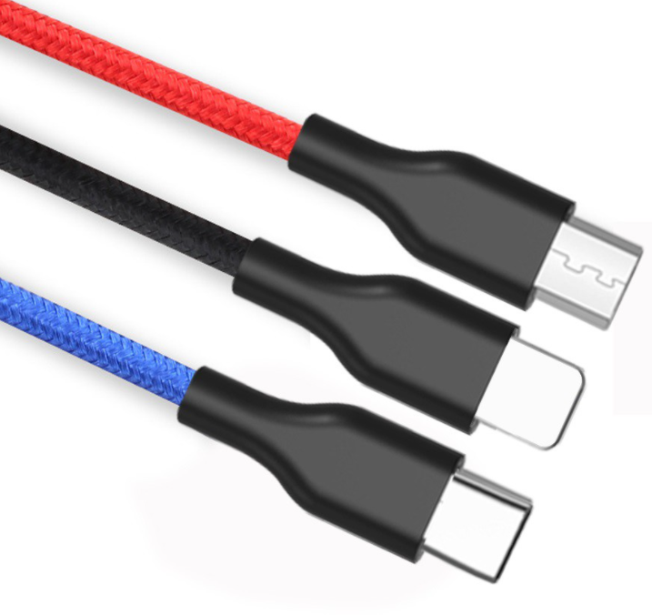 Három USB kábel különböző színű fonott kábelekkel és fekete csatlakozókkal.