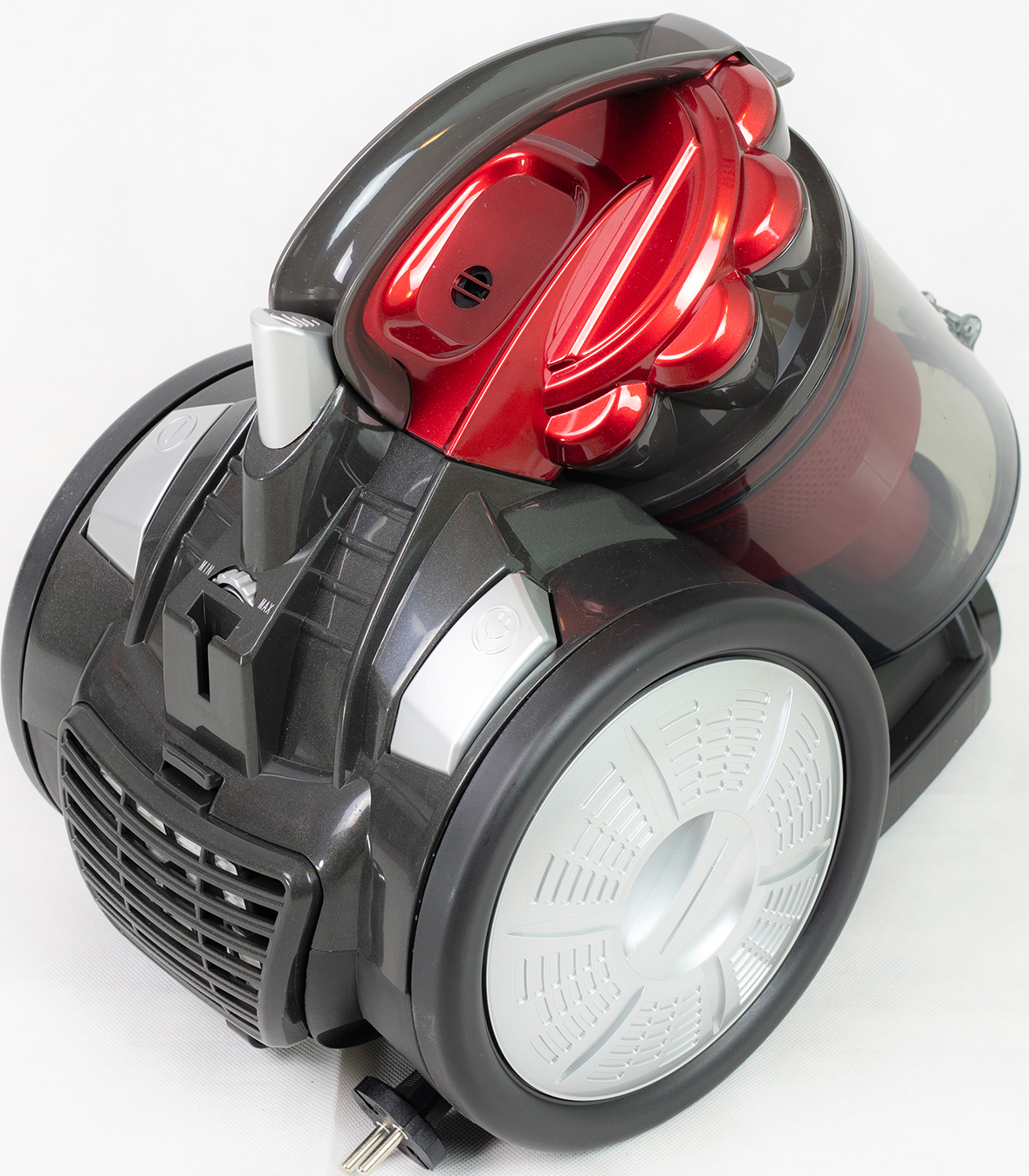 Aspirateur gris et rouge, fond blanc.