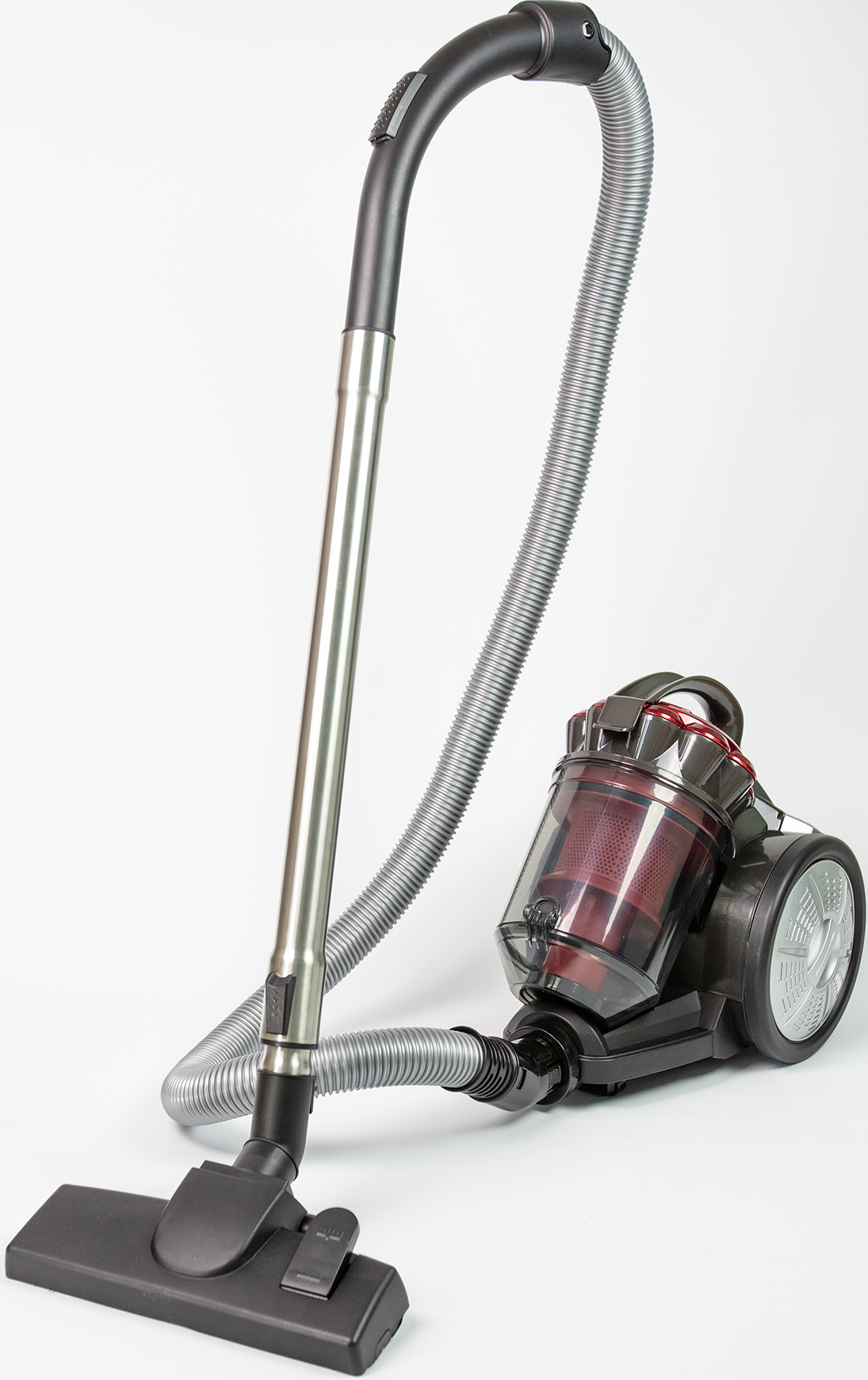 Un aspirateur noir et rouge, avec un long tuyau et une brosse sur fond blanc.