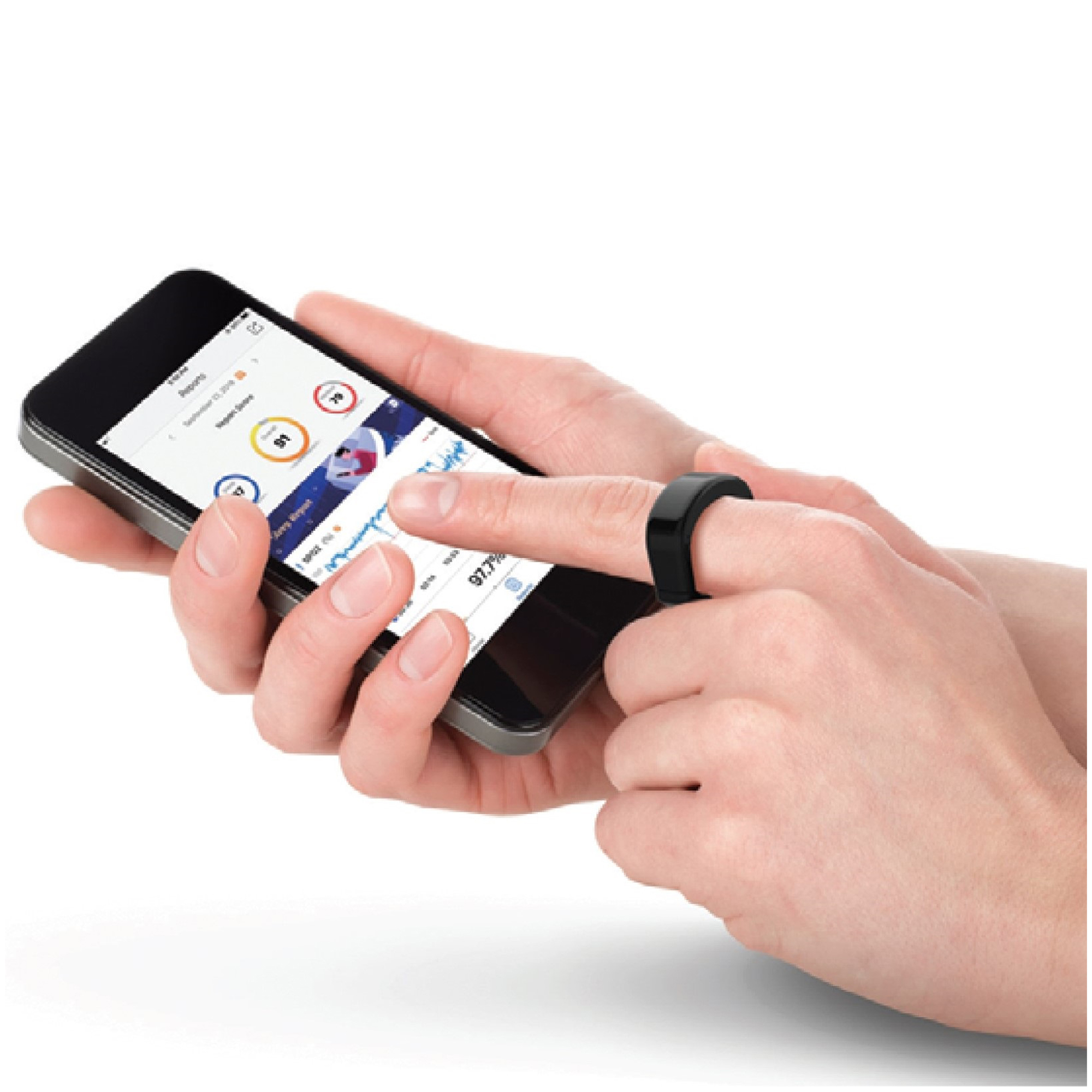 Person hält Smartphone mit Fitnessring am Finger. Daten auf dem Bildschirm.