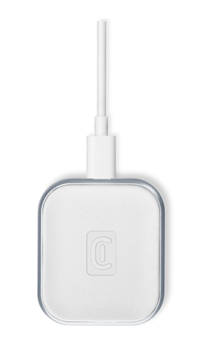 Witte oplaadpad met een witte kabel en een klein logo.