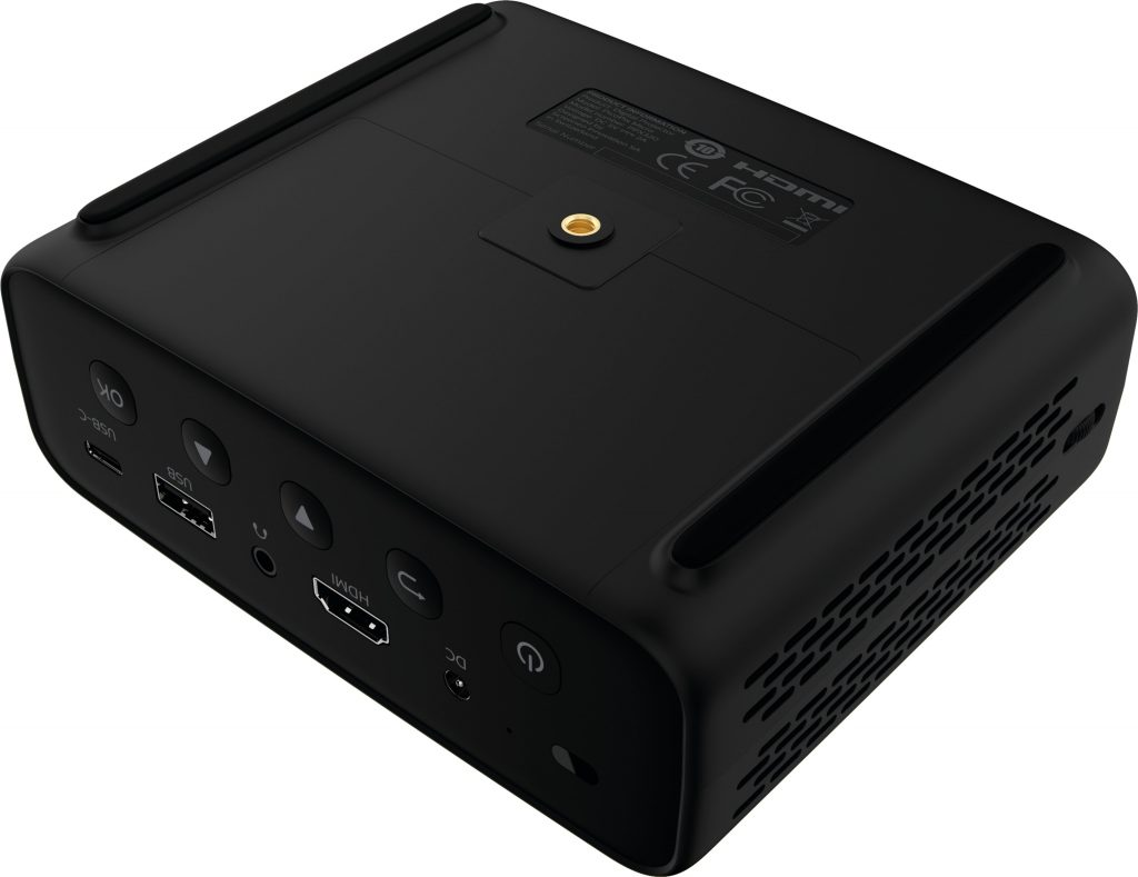 Zwarte, compacte projector met meerdere poorten en knoppen, bovenaanzicht.