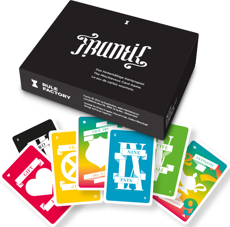 La boîte du jeu de cartes 'Frantic' et les cartes posées sur une surface. Boîte noire, cartes colorées.