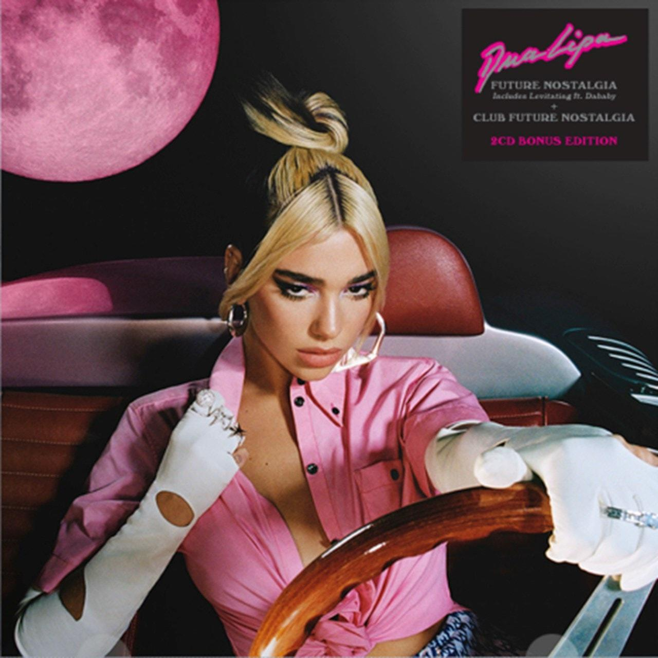 Dua Lipa rózsaszín háttéren, autót vezet, rózsaszín hold.