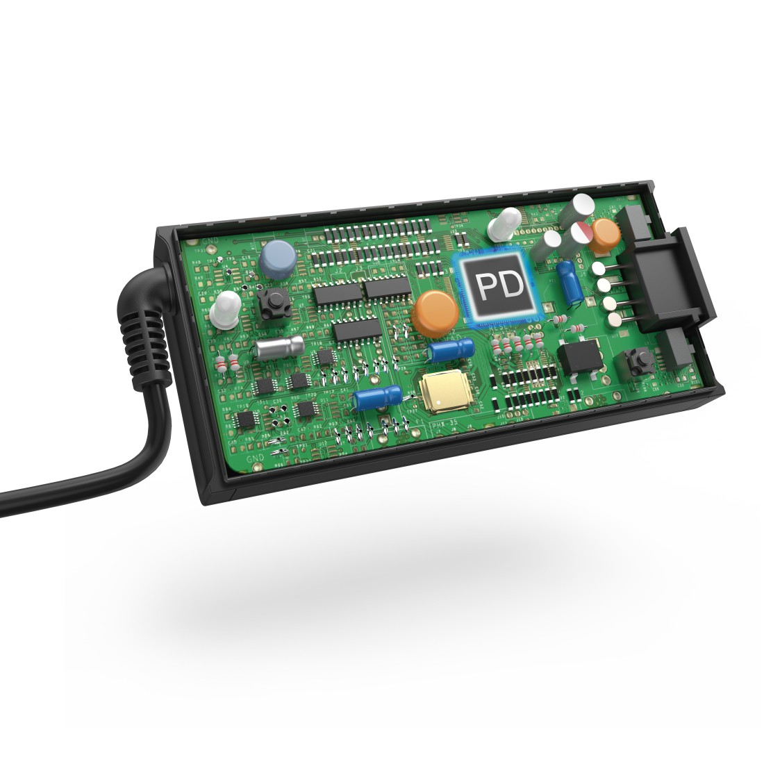 Eine grüne Leiterplatte mit Power Delivery (PD) -Markierung, schwarzes Kabel angeschlossen.