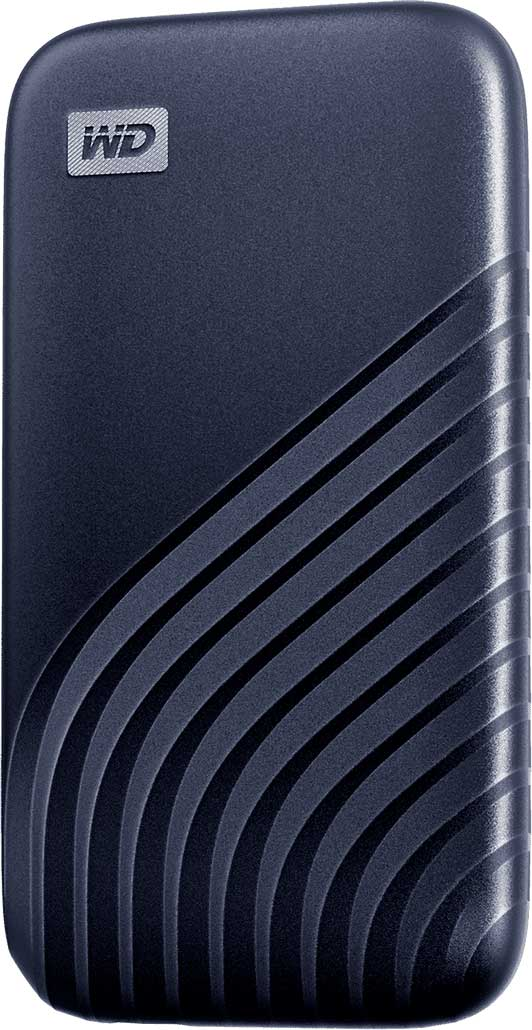 Un disque dur externe noir et rectangulaire. Il présente un motif ondulé et texturé sur sa face avant.