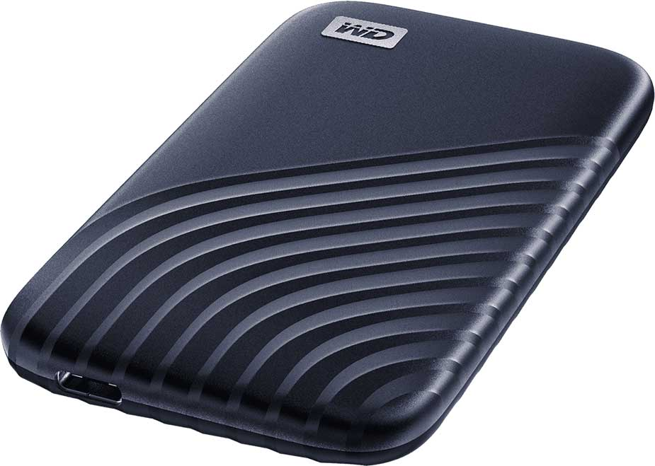 Disque dur portable noir, texturé, avec le logo WD sur le dessus, incliné.