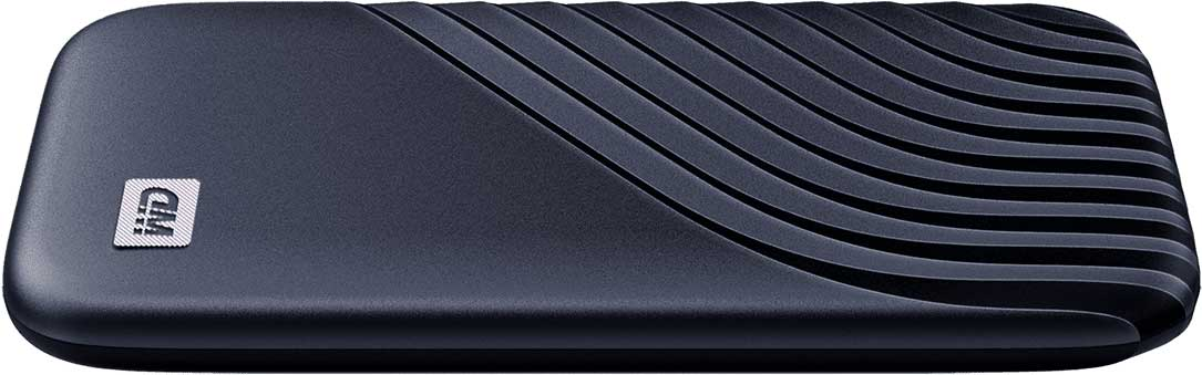 Disque dur externe noir. La surface présente des lignes courbes. Logo WD visible.