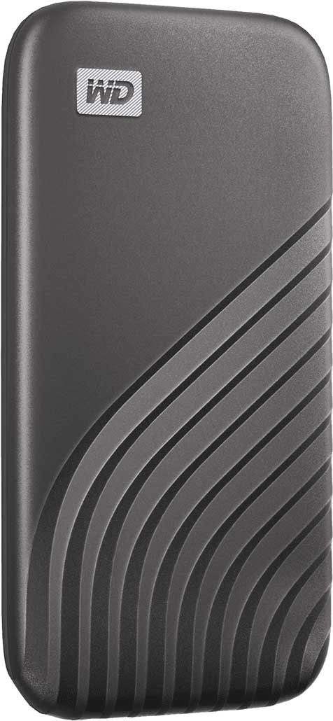 Un disque dur externe noir WD My Passport avec des lignes diagonales grises sur la surface.