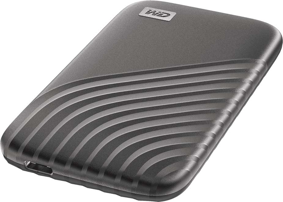 Disque dur portable gris foncé avec des lignes diagonales sur le devant.