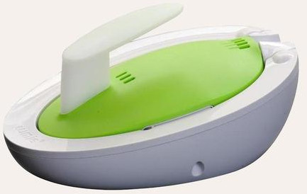 Appareil de cuisine blanc et vert, probablement un chauffe-aliments, avec une poignée.