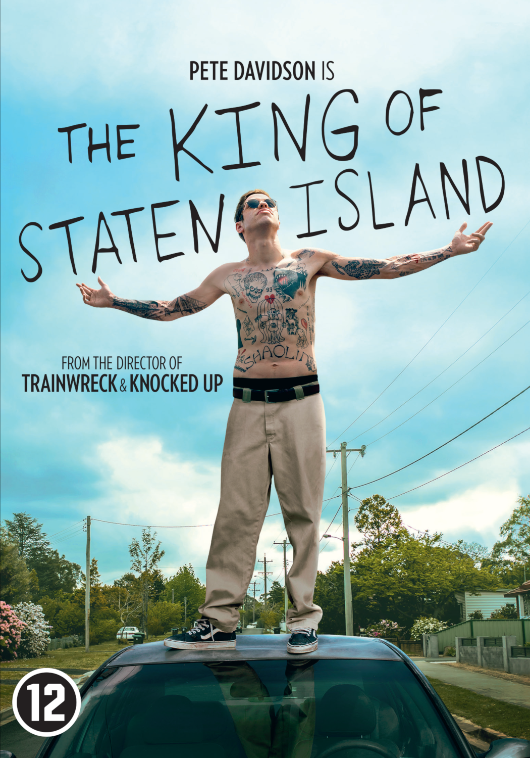 Affiche du film "The King of Staten Island", Pete Davidson debout sur une voiture, bras tendus.