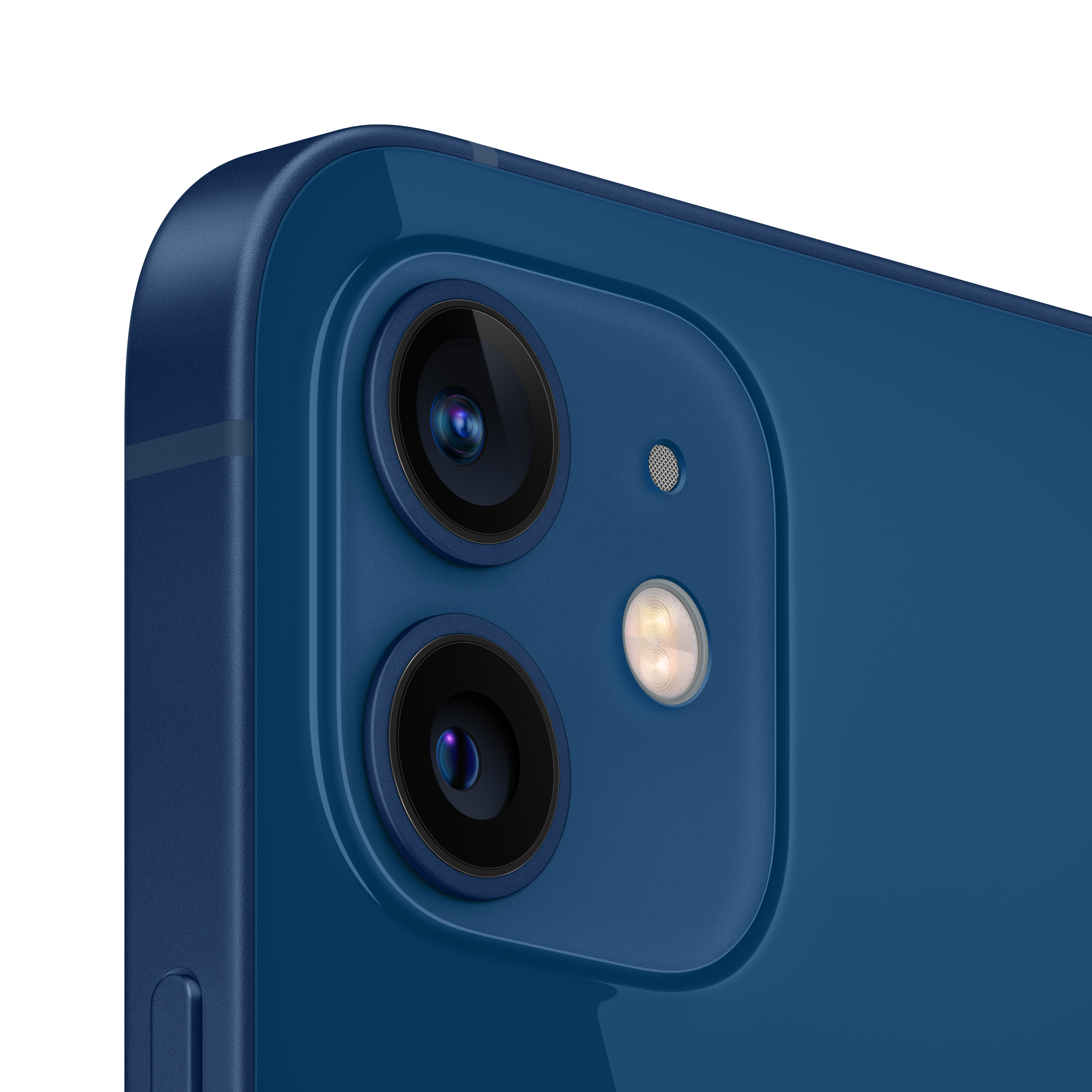 Mavi bir iPhone 12'nin çift kamera sisteminin yakın çekimi. Lensler siyah ve arka plan karanlık.