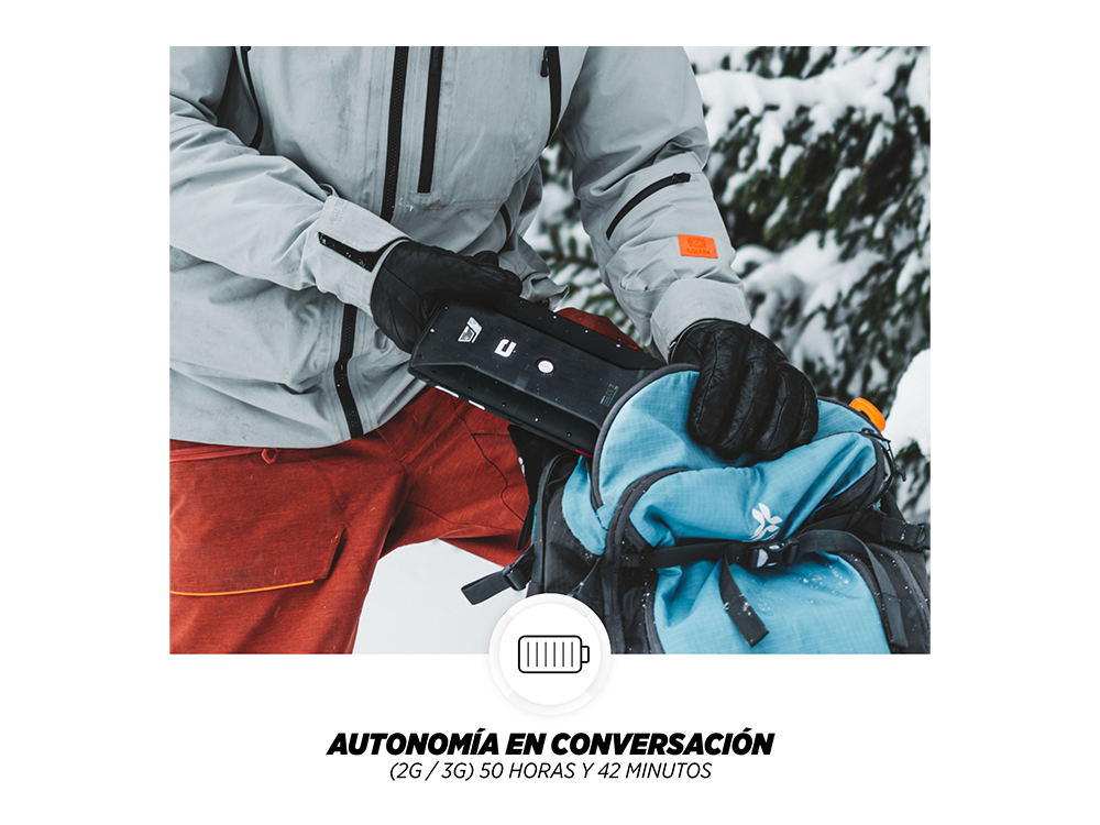 Persona sosteniendo un dispositivo negro y una mochila azul en un entorno nevado. Texto: autonomía en conversación.