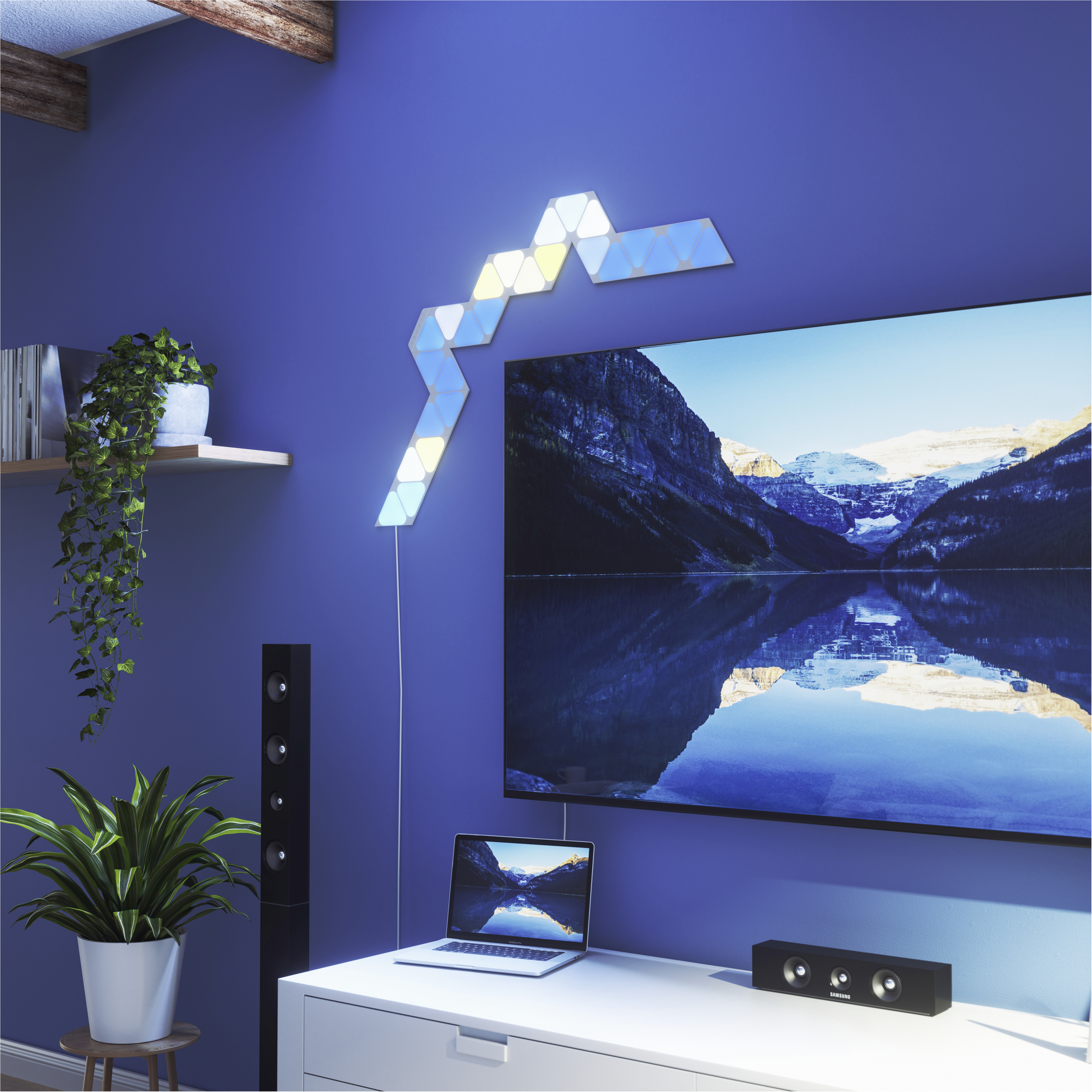Ein modernes Wohnzimmer mit blauer Wand, Fernseher und weißem Schrank mit Leuchte.