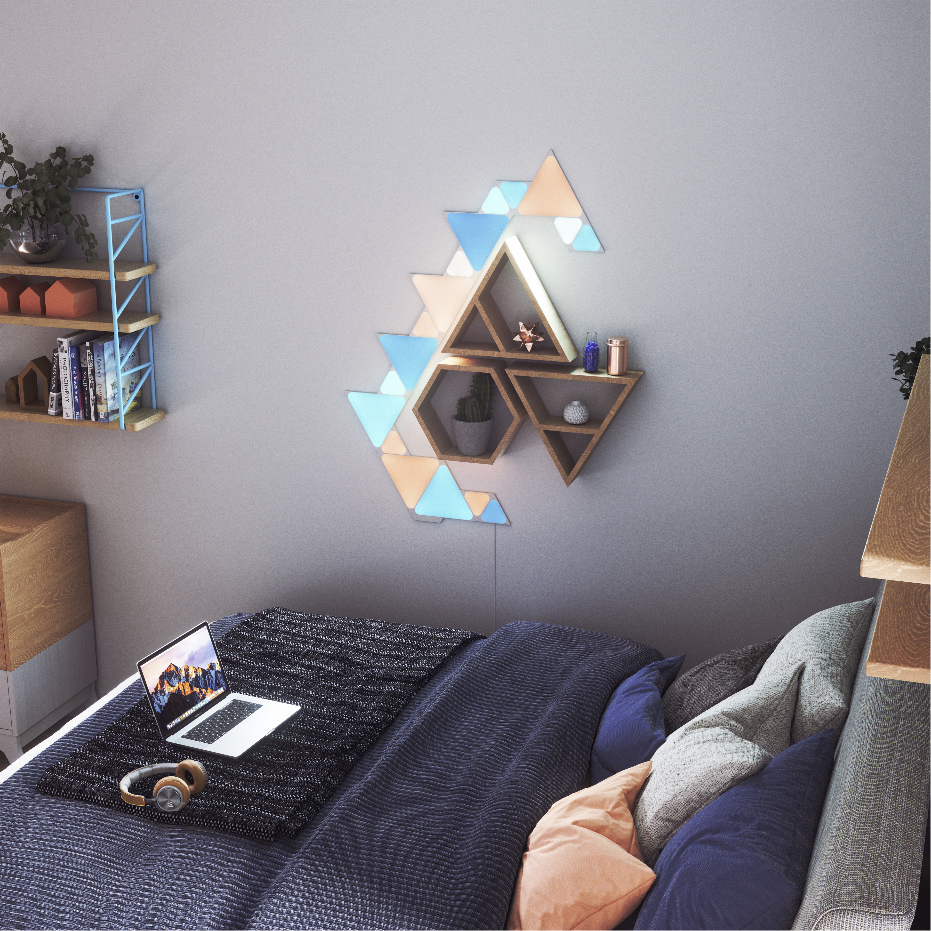 Schlafzimmer mit Bett, Wand mit geometrischer Beleuchtung und Regalen.