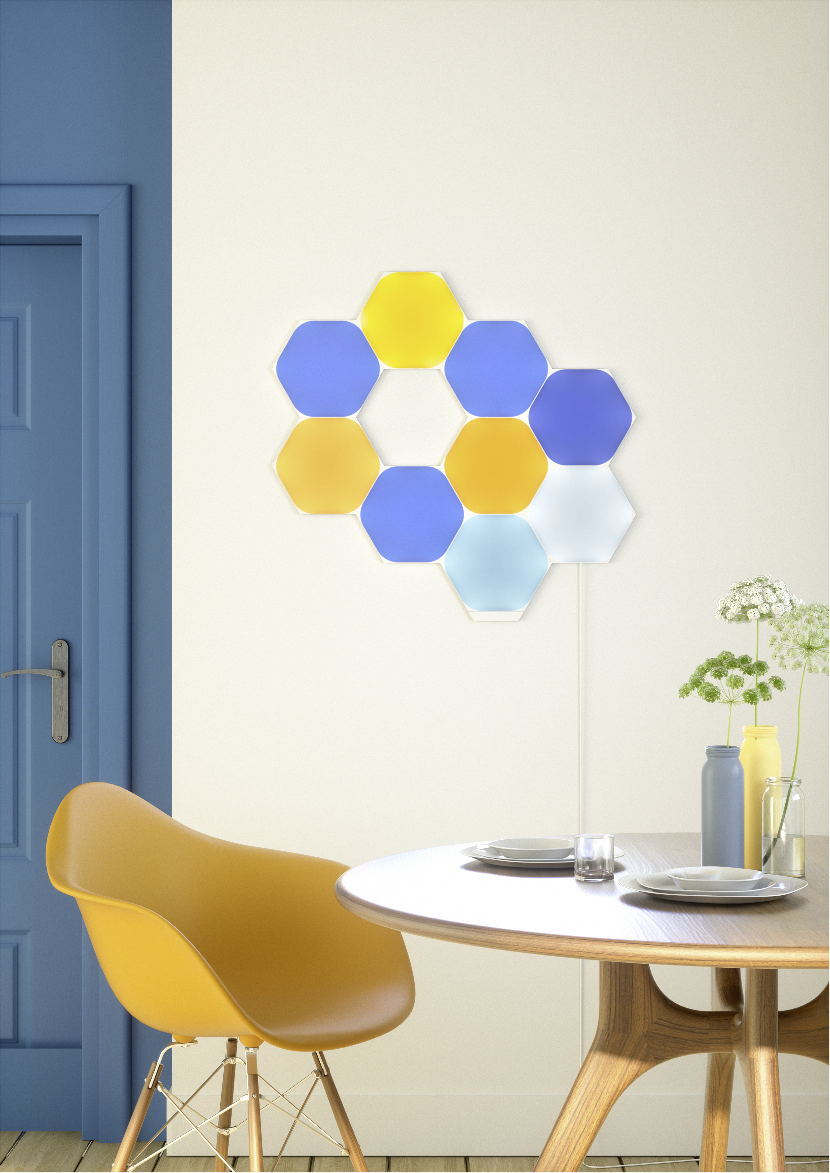 Ein Esszimmer mit gelbem Stuhl, rundem Tisch und sechseckigen Lichtern an der Wand.