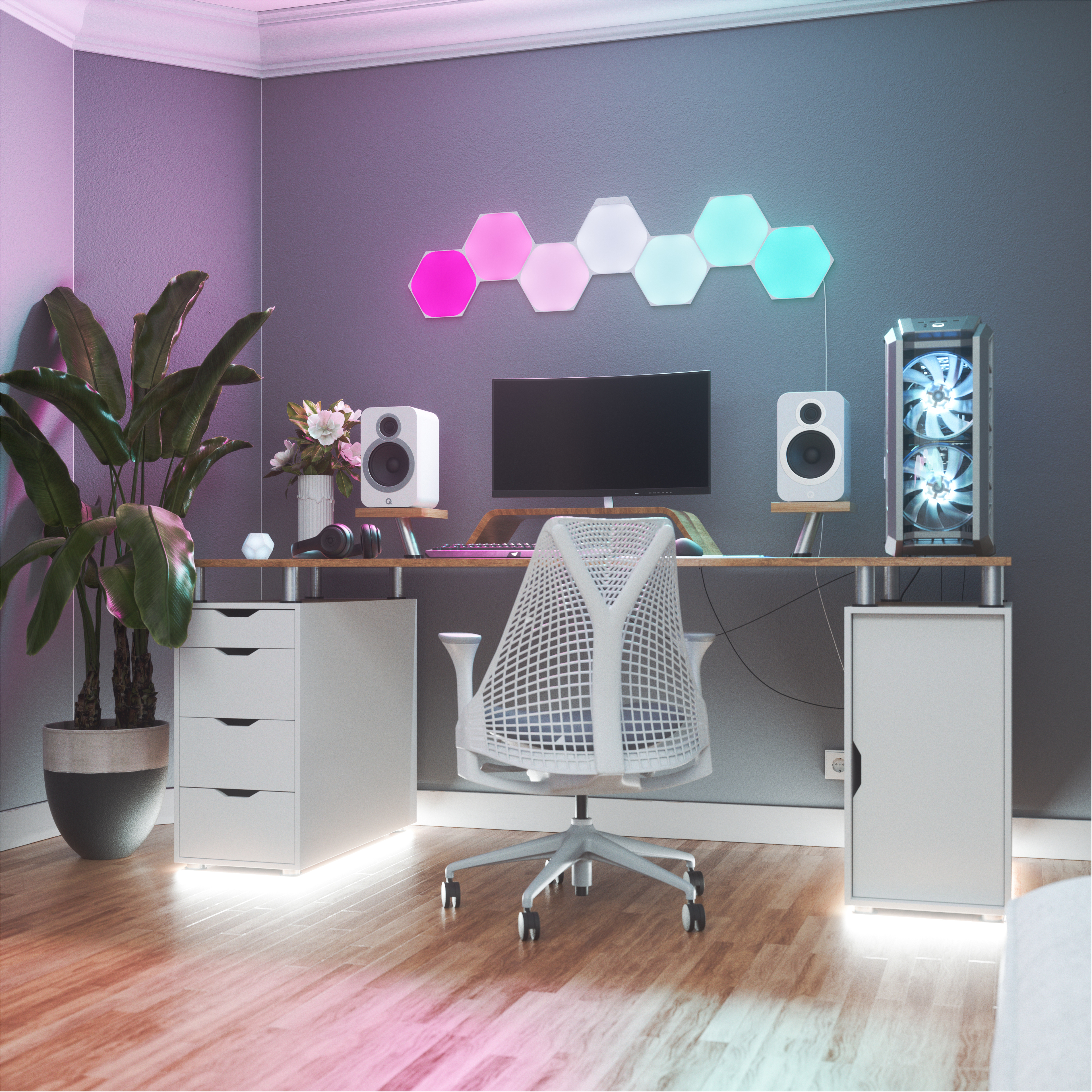 Gaming-Setup mit Schreibtisch, Stuhl, Computer, Lautsprechern und Pflanze. Sechseckige Lichter an der Wand.
