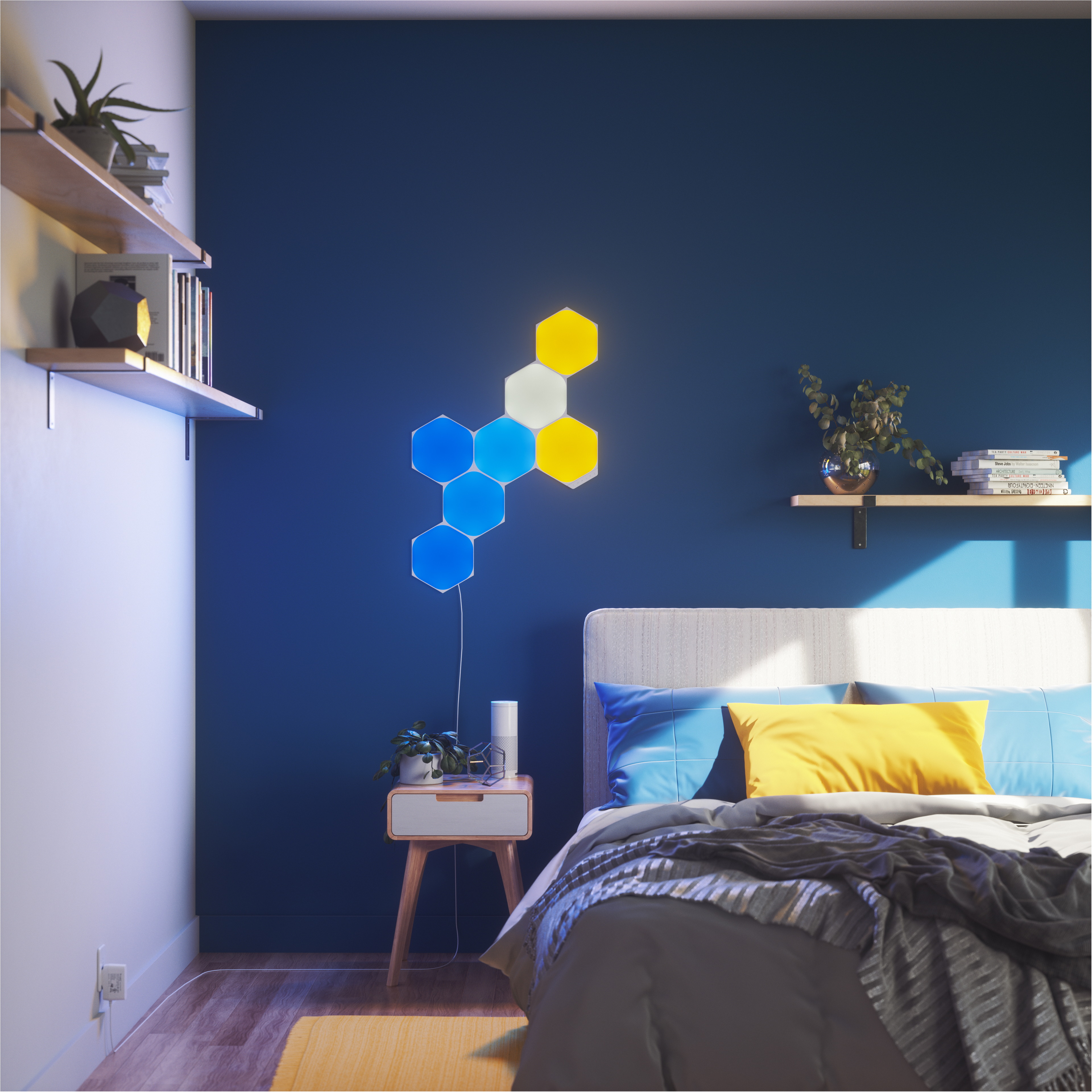 Schlafzimmer mit blauer Wand, Bett, sechseckigen Lichtern und kleinen Holzregalen. Beinhaltet Pflanzen und einen Nachttisch.