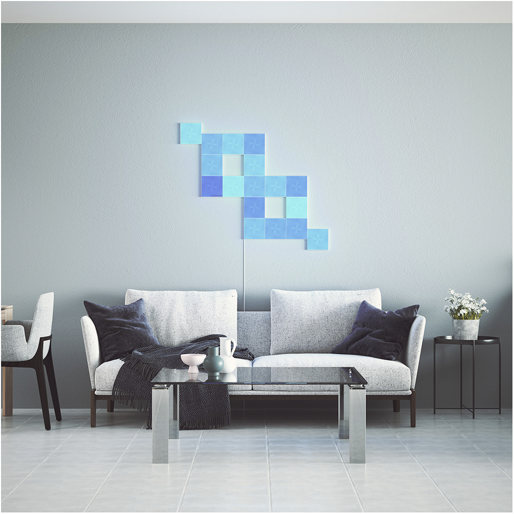 Wohnzimmerszene mit Sofa, Glastisch und Wandleuchten.