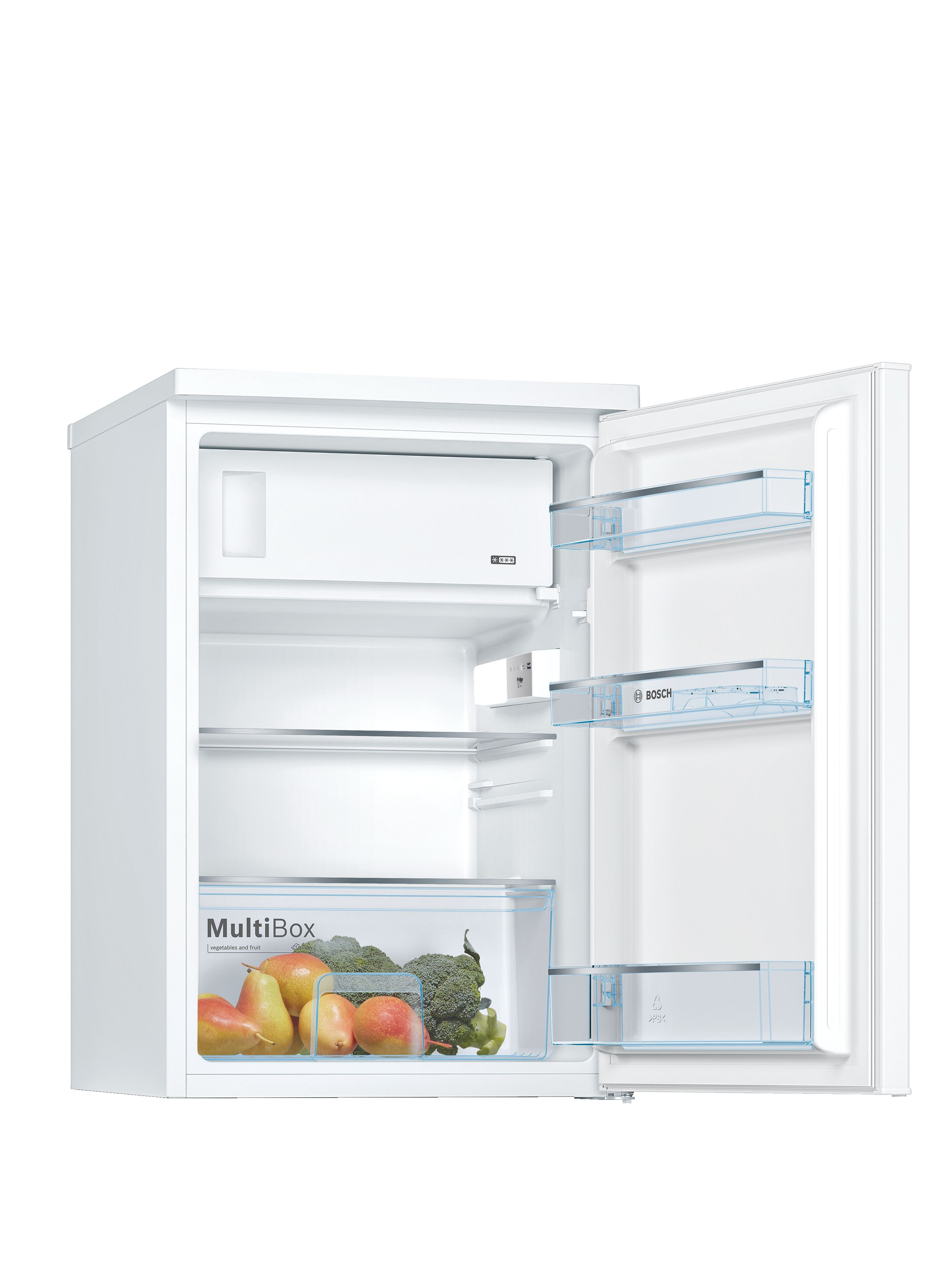 Ein weißer Kühlschrank mit geöffneter Tür, zeigt Regale und frische Produkte.