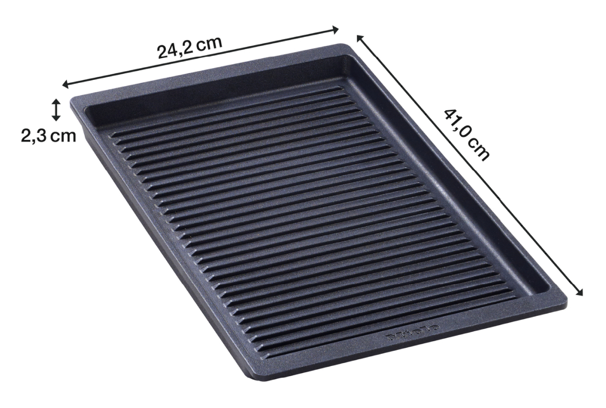 Eine schwarze Grillpfanne, rechteckig, mit beschrifteten Abmessungen, auf weißem Hintergrund.