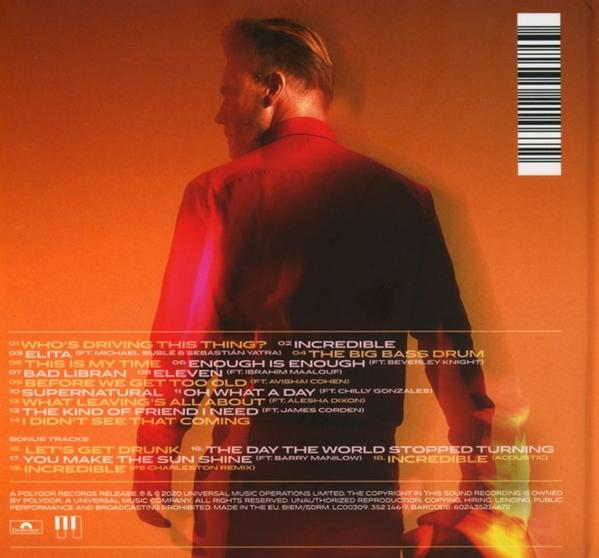 Albumcover mit Titelliste. Ein Mann in einer roten Jacke ist zu sehen. Weißer Text auf weißem Hintergrund.
