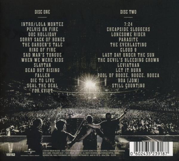 CD-Cover mit Titelliste und Bandmitgliedern auf der Bühne. Das Album heißt 'For Evigt'.