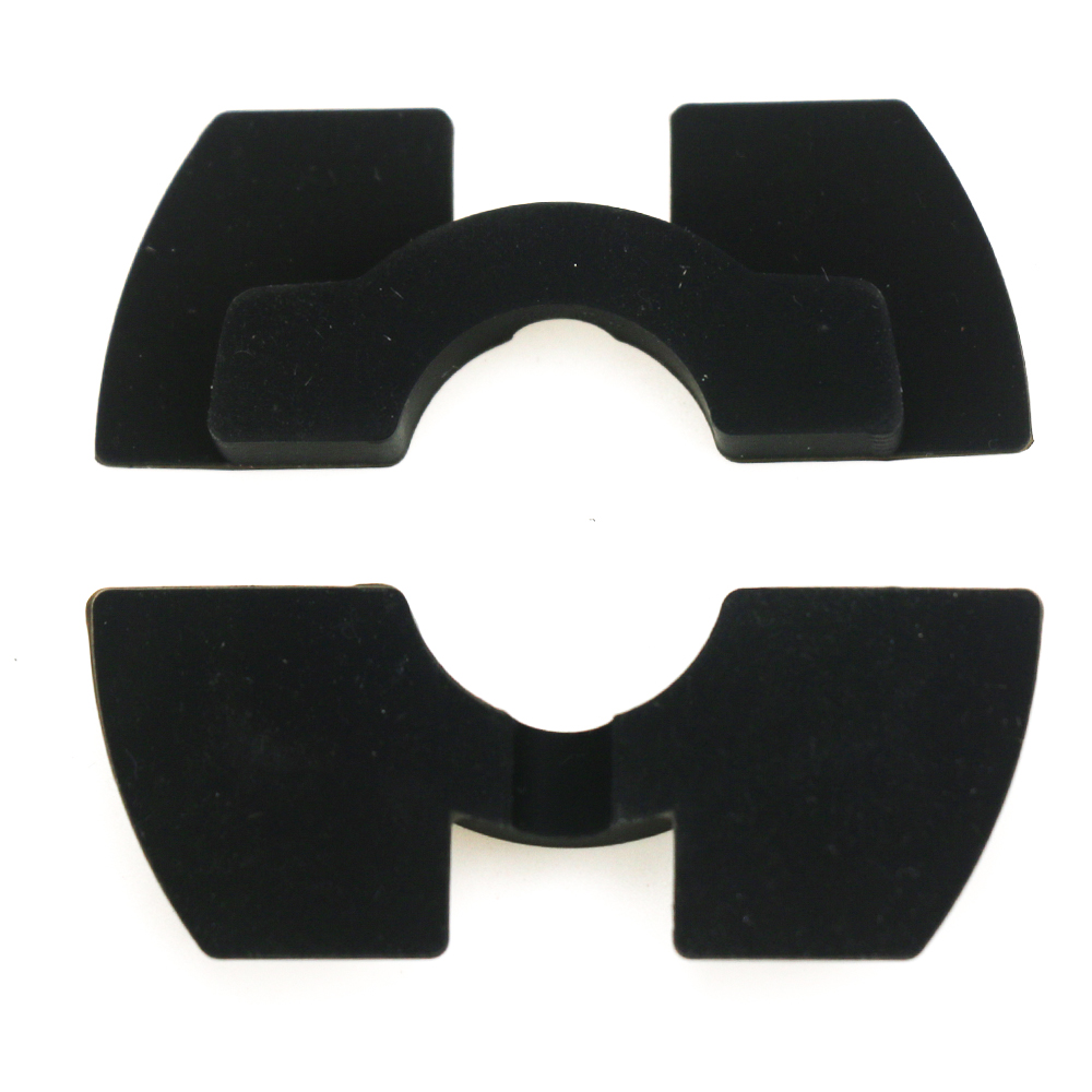 Dos piezas de goma negra. La superior tiene forma curva y la inferior una forma similar.