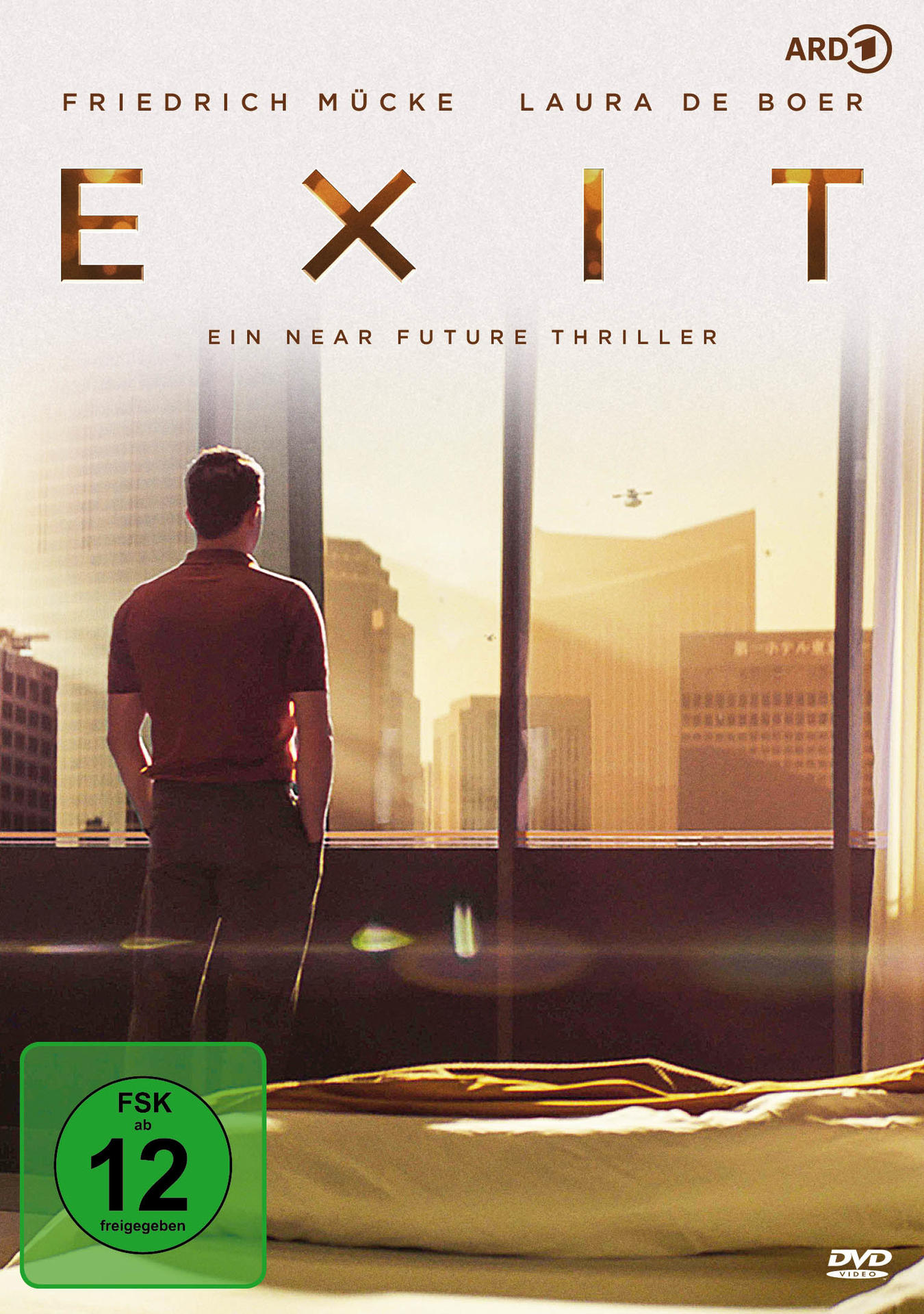DVD-Cover für den Film 'EXIT', ein Mann schaut aus einem Fenster auf eine Stadt, mit Sonnenuntergang.