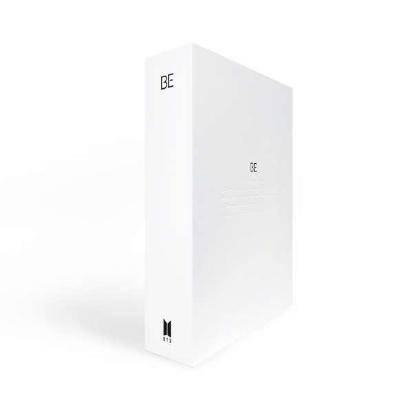 Een witte doos met 'BE' erop gedrukt. De doos heeft een BTS-logo.