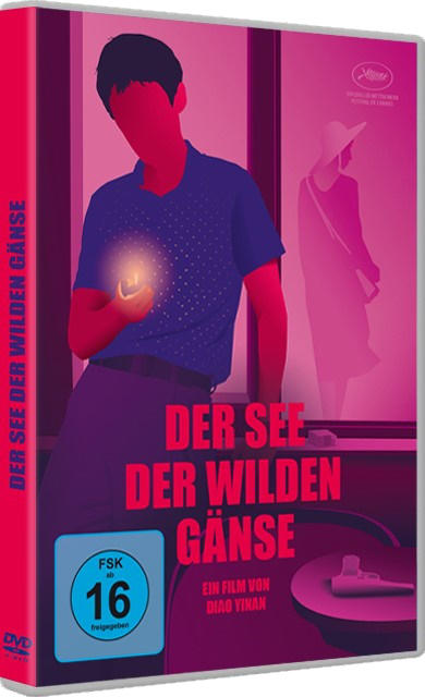 DVD-Hülle für 'Der See der Wilden Gänse'. Zeigt einen Mann, der ein Licht hält, in einer rosafarbenen Umgebung.