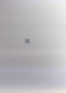 Ein leerer, grauer Hintergrund mit den Buchstaben „BE“ in der Mitte.