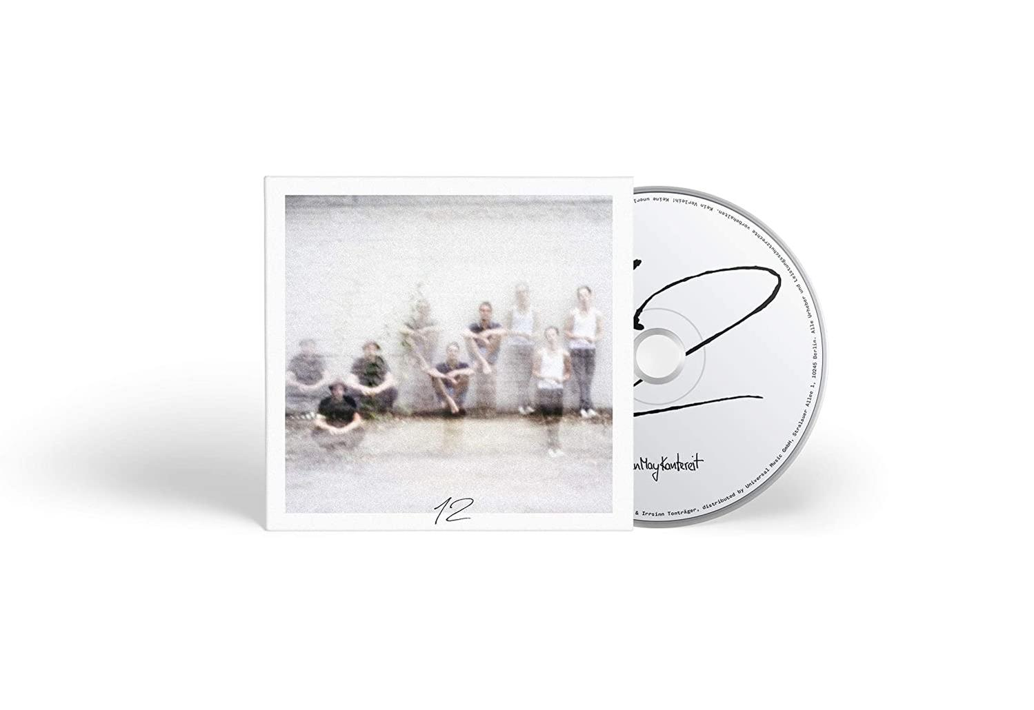 Eine CD mit einem weißen Cover, das verschwommene Menschen und die Zahl 12 zeigt. Eine CD ist teilweise sichtbar.