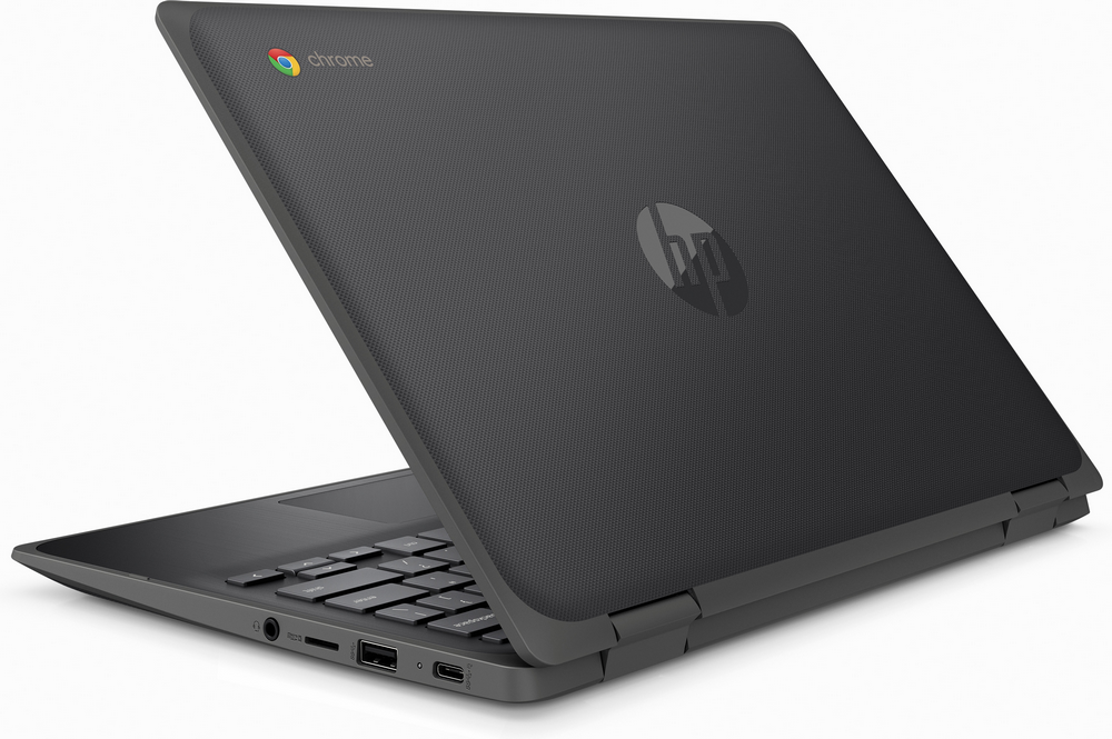 Portátil negro con logo de Chrome, parcialmente abierto sobre una superficie blanca.
