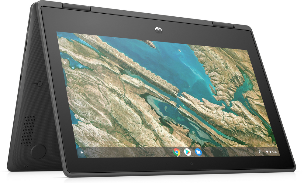 Laptop HP Chromebook negro. Pantalla con escena natural. Portátil abierto e inclinado.
