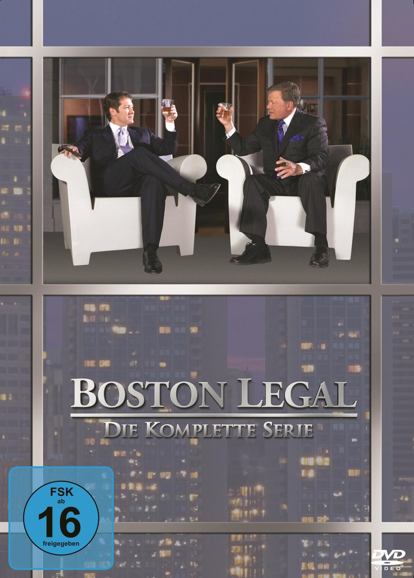 DVD-Cover für die Serie Boston Legal. Zwei Männer in Anzügen trinken, Stadtkulisse.