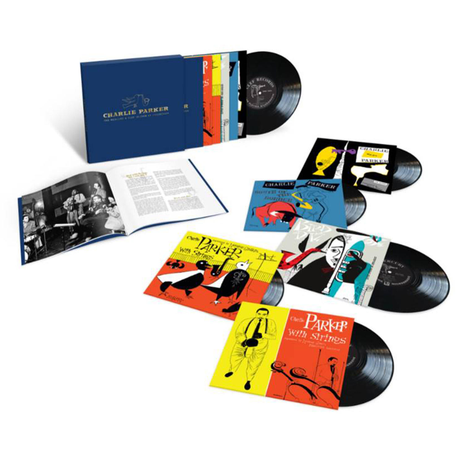 Eine Box mit Charlie Parker-Platten, mit Vinylplatten und einem Buch, verschiedene Cover.