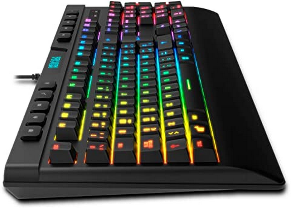 Teclado gaming negro con teclas iluminadas.