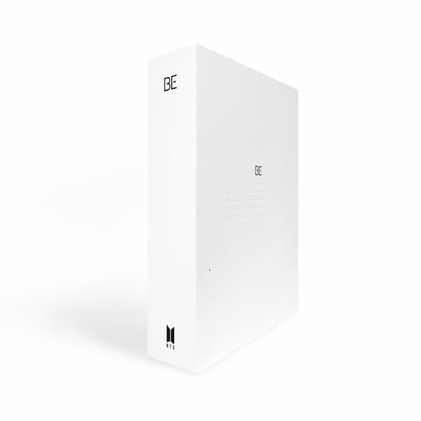 Witte doos met 'BE' aan de zijkant. Het BTS-logo staat onderaan.
