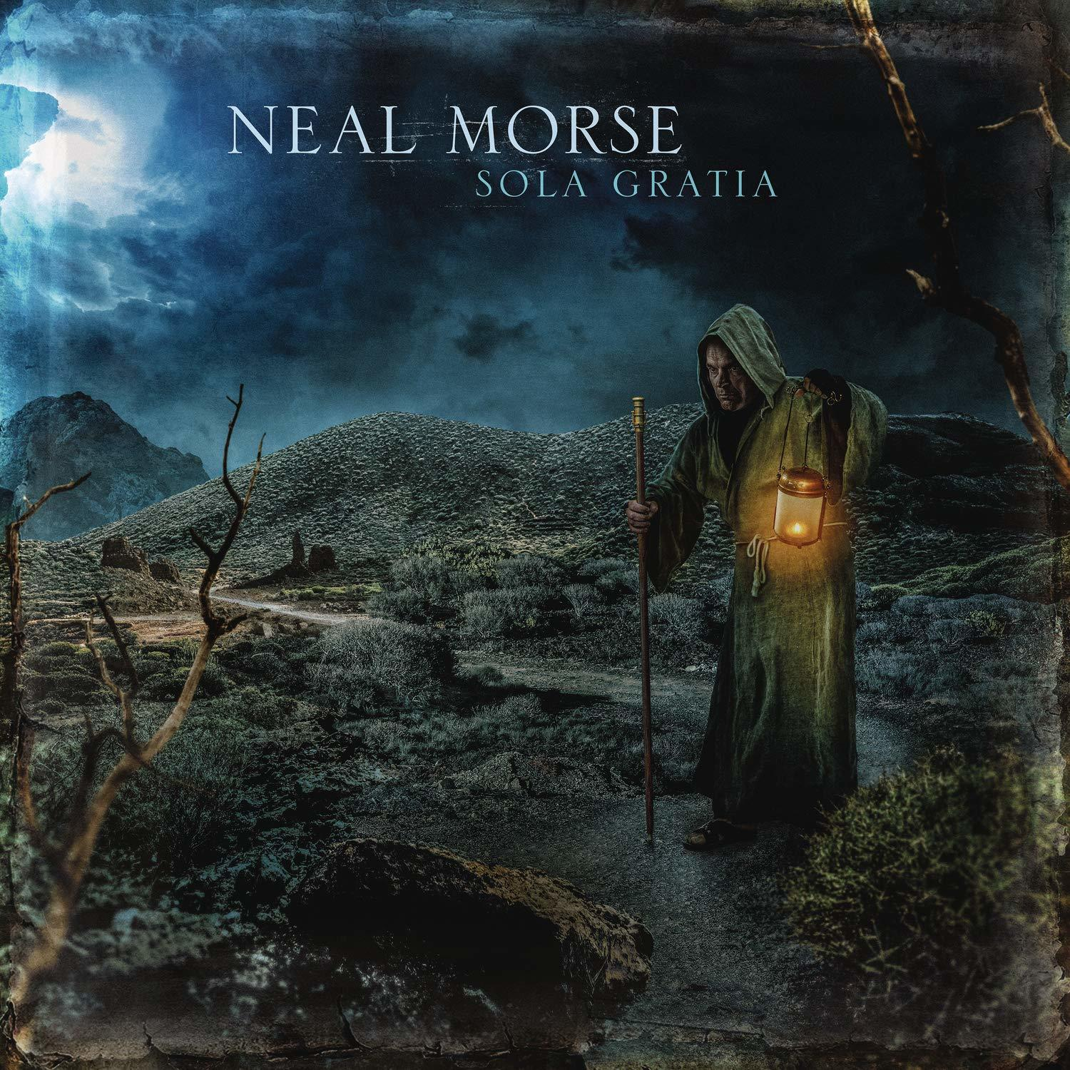 Albumcover zeigt eine vermummte Figur mit Laterne auf einem Pfad durch eine Landschaft unter sternenklarem Himmel.