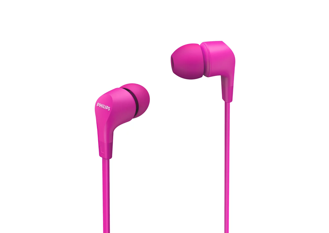 Marka adı Philips'in bir kulaklık üzerinde yazdığı pembe kulak içi kulaklık çifti.