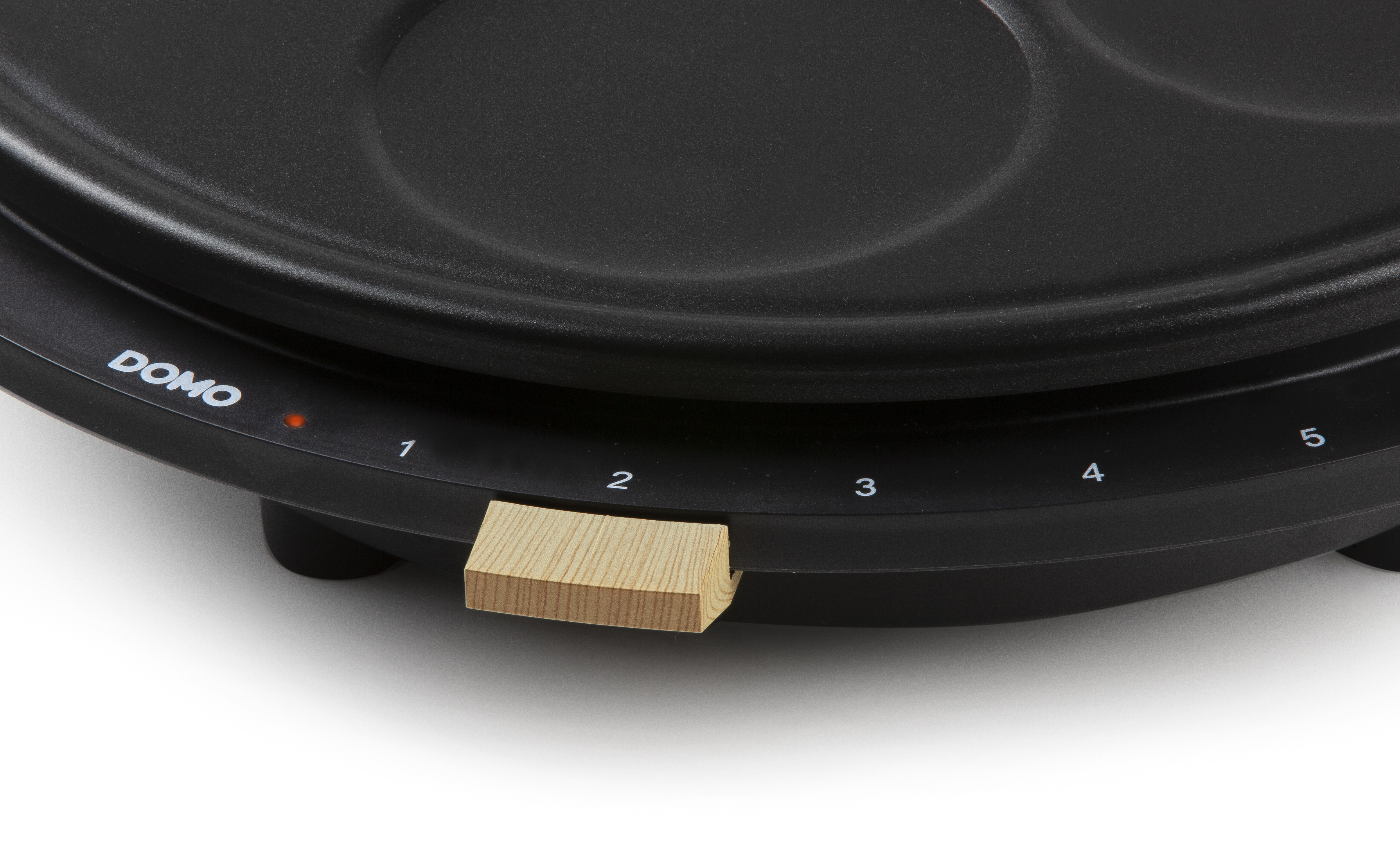 Black pancake maker with settings from 1 to 5. A wooden handle is visible.