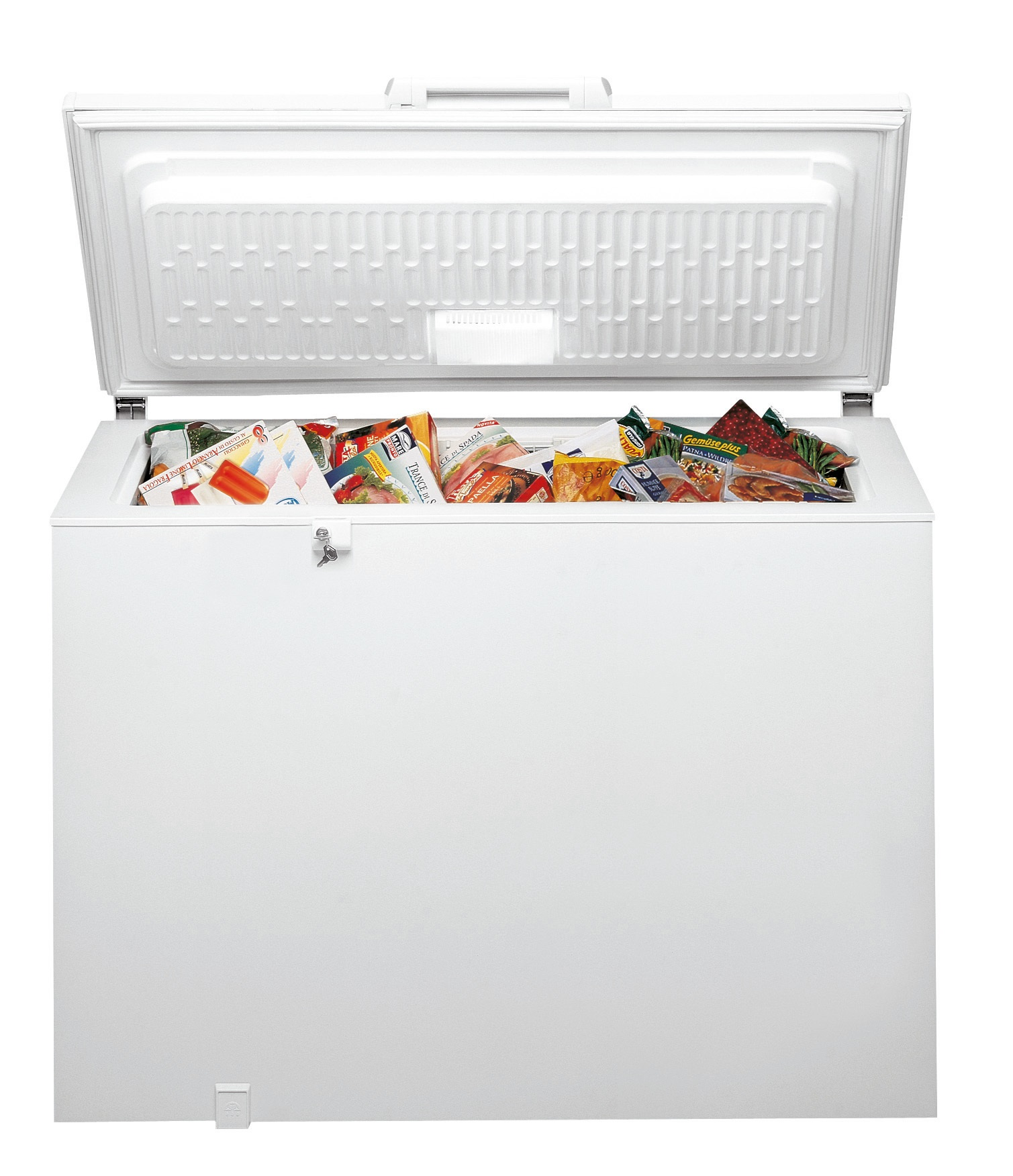 Ein weißer Gefrierschrank mit geöffnetem Deckel, gefüllt mit Tiefkühlkostpaketen.