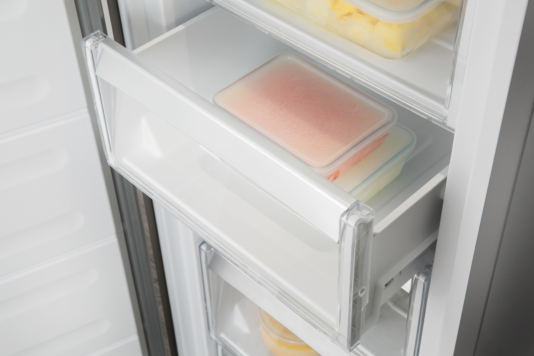 Kühlschrank Schublade mit Essen.