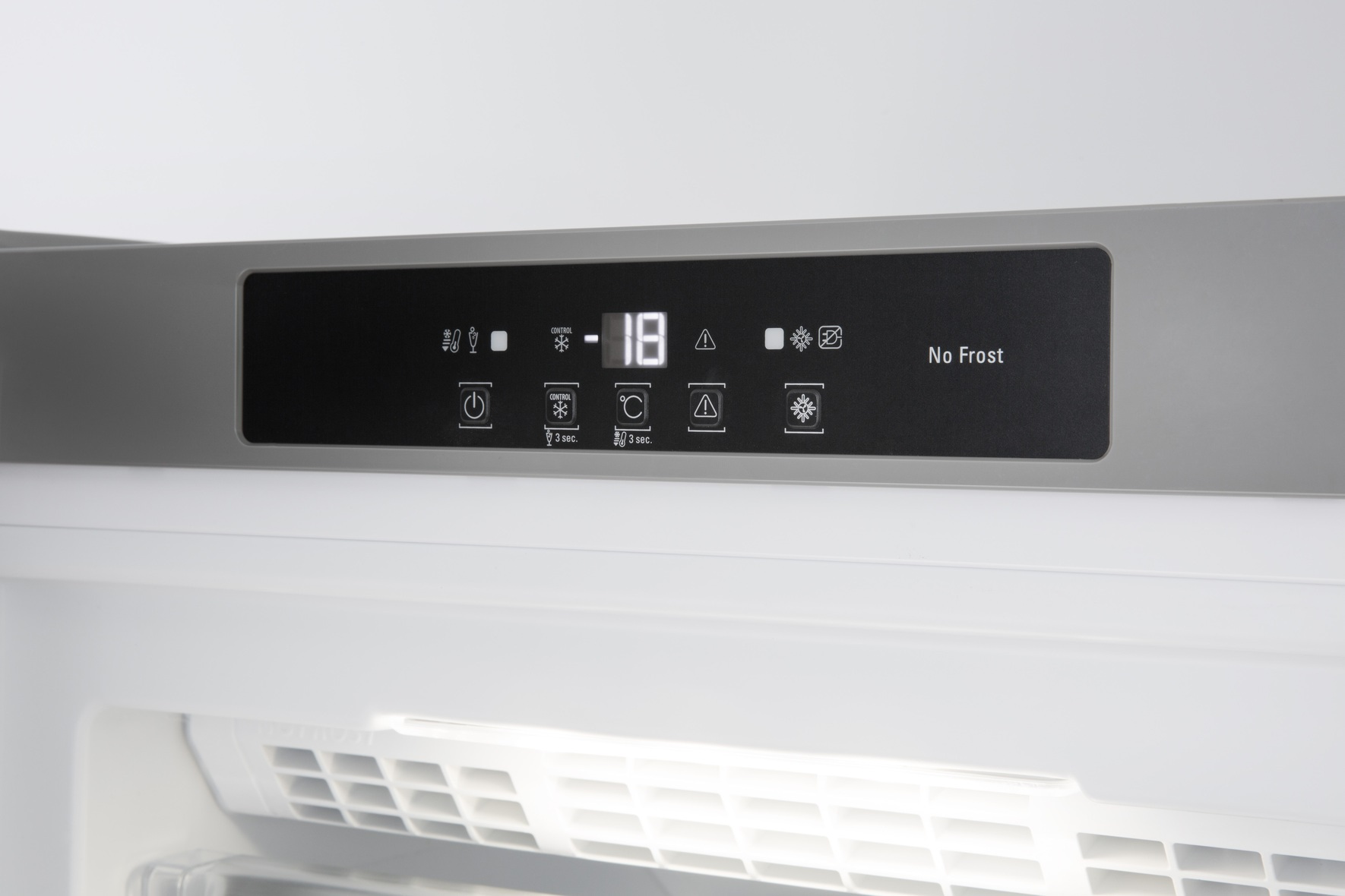 Nahaufnahme eines Kühlschrank-Bedienfelds mit Temperatur und Symbolen.