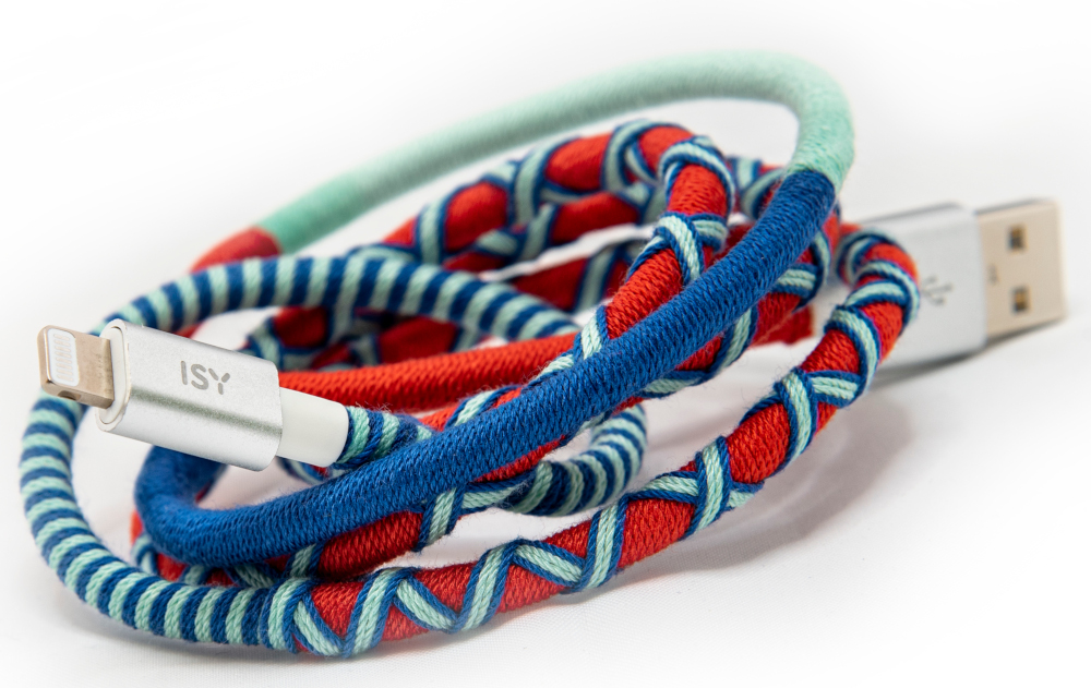 Câble de chargement tressé avec des sections bleues, rouges et vertes.