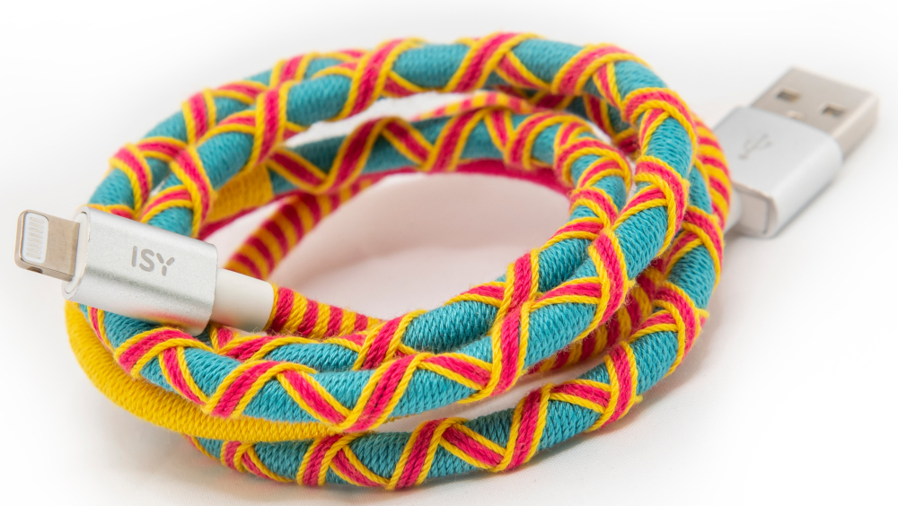 Câble USB-C coloré, avec un motif tressé bleu, jaune et rose.
